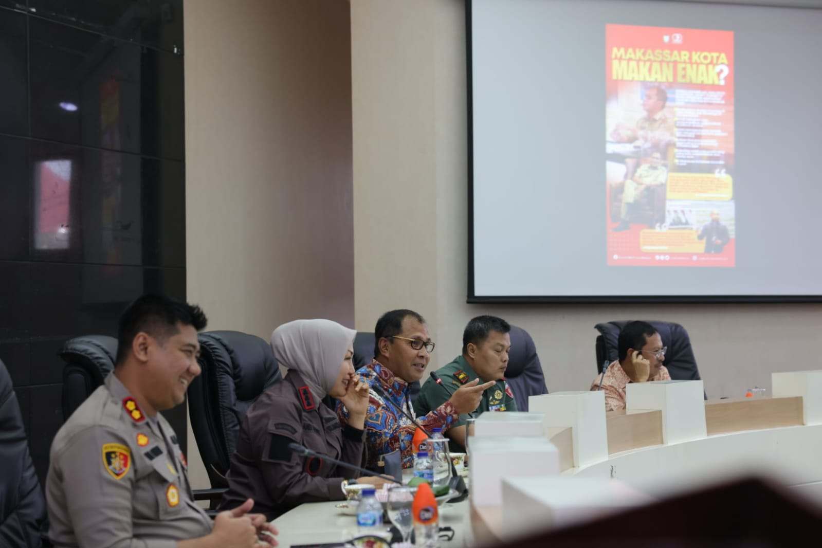 Wali Kota Makassar Danny Pomanto saat memimpin rapat dengan jajarnannya. (Dok/Pemkot Makassar).
