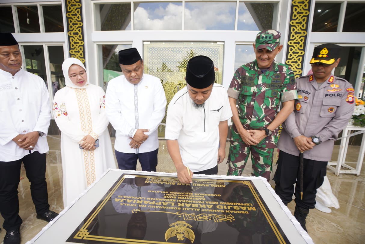 Gubernur Sulsel Ajak Masyarakat Bone Makmurkan Masjid dan Beri Kenyamanan Musafir