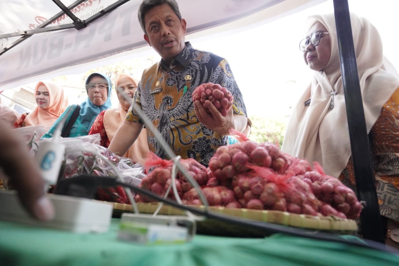 Penjabat Sekertaris Daerah Provinsi Sulawesi Selatan, Andi Muhammad Arsjad saat meninjau pelaksanaan pasar murah.