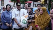Pj Gubernur Sulsel saat memberikan bantuan pangan dari Presiden Joko Widodo (Jokowi) di Kabupaten Bone, Senin (5/2/2024). (Dok. Pemprov Sulsel).
