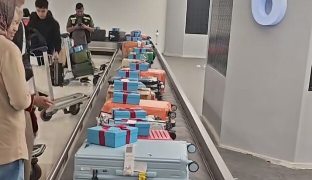 Bandara Sultan Hasanuddin Berbagi Kado untuk Penumpang di Momen Natal