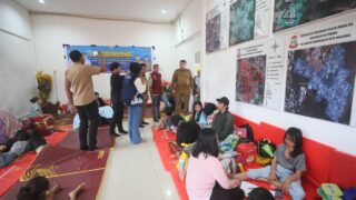 Tinjau Pengungsian Banjir di Biringkanaya, Munafri Pastikan Kebutuhan Warga Terpenuhi